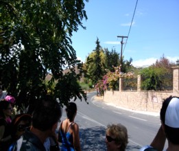 Asteptand autobuzul catre Agia Marina Asteptand autobuzul catre Agia Marina